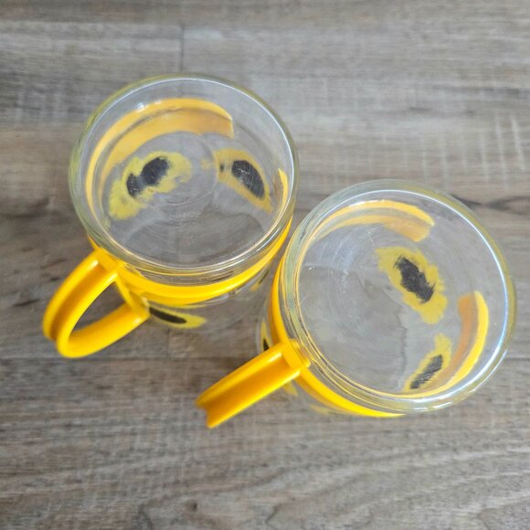 2 vintage sunflower glass coffee or tea cups/mugs/glasses with yellow handles. - Picture 5 of 7